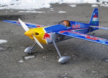 Modell-Kunstflieger Red Bull