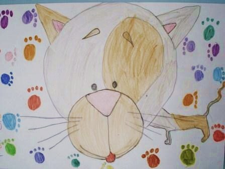 Kinderzeichnung Braun-weiss gefleckte Katze umrahmt von bunten Pfotenabdrücke